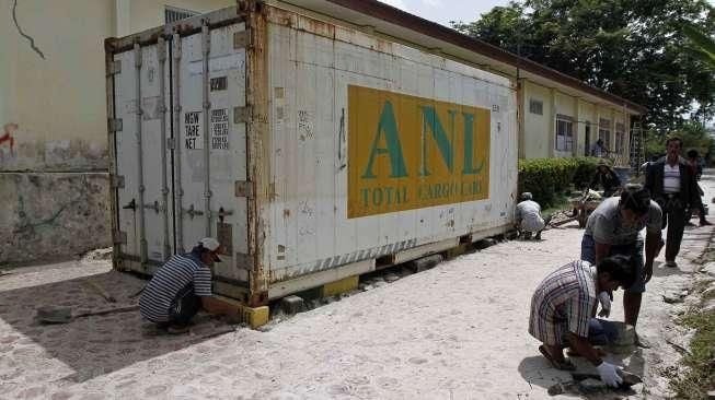 Pemda Kotawaringin Barat menyediakan lemari pendingin (cold storage) berukuran besar, ruang identifikasi, serta jumlah peti untuk menampung jenazah korban pesawat Air Asia QZ8501. [suara.com/Kurniawan Mas'ud]