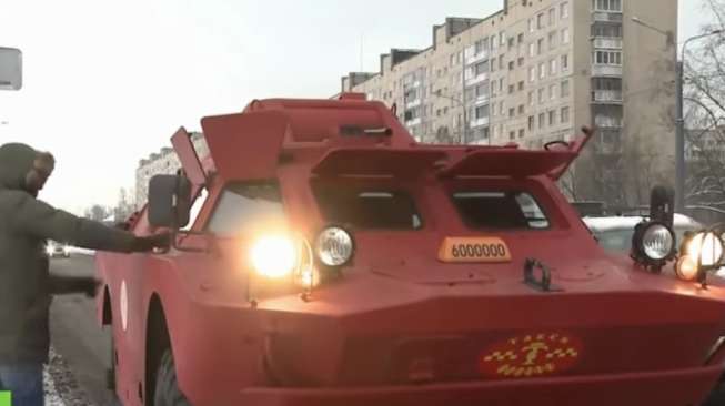 VIDEO: Cuma di Rusia Tank Digunakan Sebagai Taksi