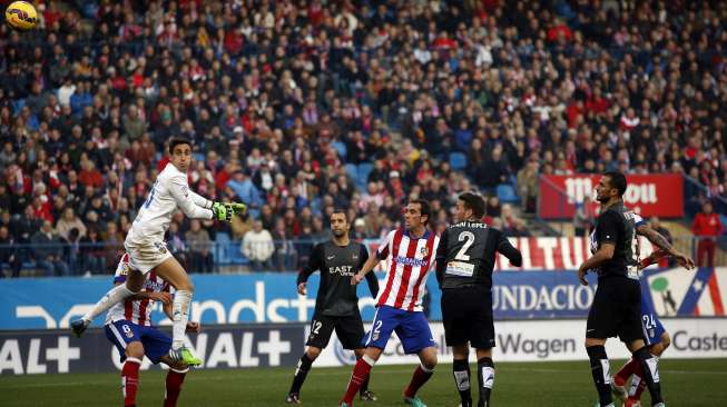 Pemain Atletico Madrid Diego Godin mengunci kemenangan Los Colchoneros atas Levante dalam pertandingan di Vicente Calderon (3/1) [Reuters/Susana Vera]