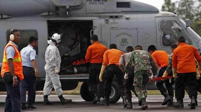 Helikopter Tim Angkatan Laut dari USS Navy Seahawk Amerika menurunkan 3 Jenazah korban dari AirAsia QZ 8501 di Lanud Iskandar, Pangkalan Bun, Kalimantan Tengah, Minggu (4/1). [suaraa.com/Kurniawan Mas'ud]