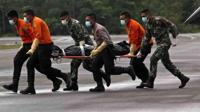 Helikopter Tim Angkatan Laut dari USS Navy Seahawk Amerika menurunkan 3 Jenazah korban dari AirAsia QZ 8501 di Lanud Iskandar, Pangkalan Bun, Kalimantan Tengah, Minggu (4/1). [suaraa.com/Kurniawan Mas'ud]