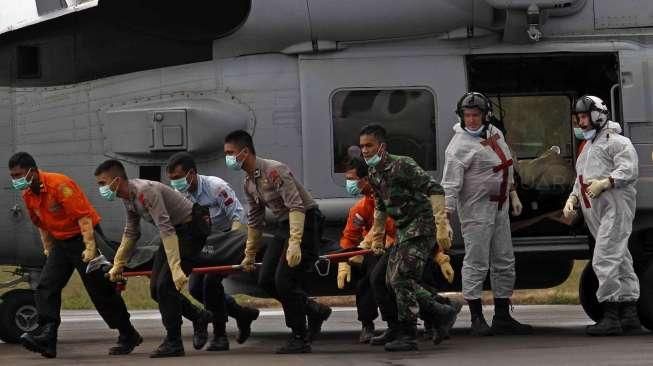 Helikopter Tim Angkatan Laut dari USS Navy Seahawk Amerika menurunkan 3 Jenazah korban dari AirAsia QZ 8501 di Lanud Iskandar, Pangkalan Bun, Kalimantan Tengah, Minggu (4/1). [suaraa.com/Kurniawan Mas'ud]