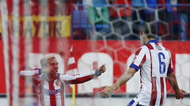 Pemain Atletico Madrid Antoine Griezmann (kiri) rayakan gol keduanya ke gawang Levante (4/1) [Reuters/Susana Vera]