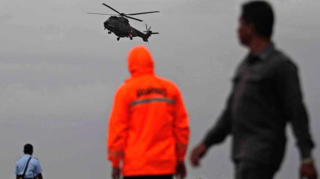 Helikopter Super Puma Cougar‎ milik Singapura membawa jenazah dari laut untuk diturunkan di Lanud Iskandar, Pangkalan Bun, Kalteng, Minggu (4/1/2015). [Suara.com/Kurniawan Mas'ud]