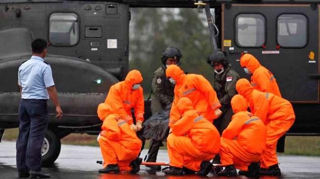 Helikopter Super Puma Cougar‎ milik Singapura membawa jenazah dari laut untuk diturunkan di Lanud Iskandar, Pangkalan Bun, Kalteng, Minggu (4/1/2015). [Suara.com/Kurniawan Mas'ud]