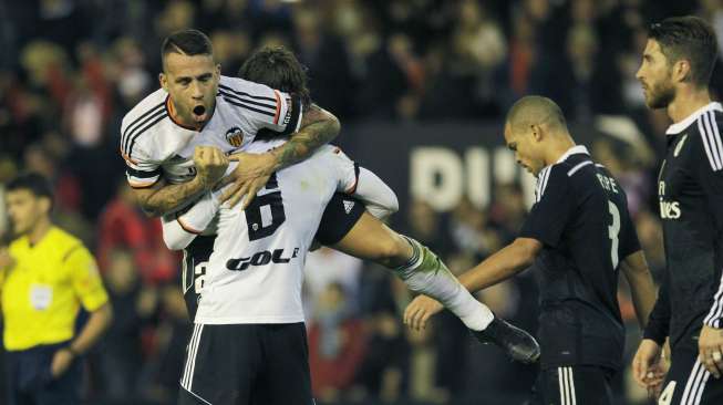 Valencia Nicolas Otamendi (atas) dan Lucas Orban merayakan golnya ke gawang Real Madrid di Mestalla stadium. REUTERS/Stringer