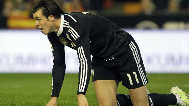 Winger Real Madrid Gareth Bale sempat terjatuh saat menghadapi Valencia di Mestalla. REUTERS/Stringer