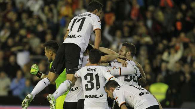 Para pemain Valencia merayakan kemenangan atas Real Madrid di Mestalla. REUTERS/Stringer