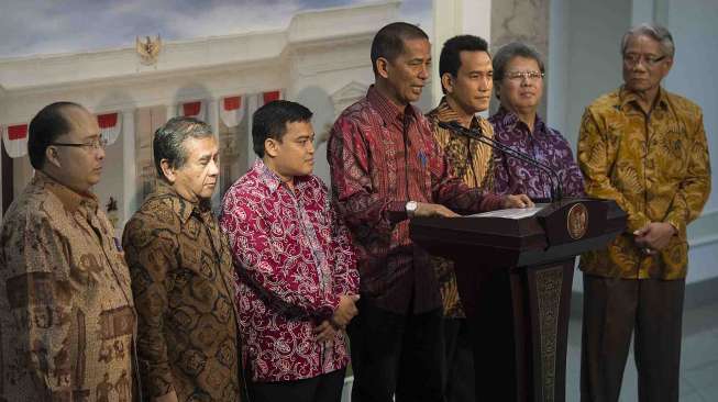 Panitia Seleksi telah menyerahkan dua nama calon hakim konstitusi kepada Presiden Joko Widodo. 