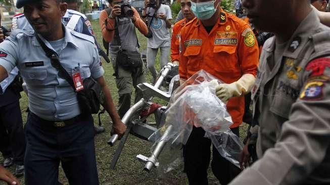 Serpihan tersebut diantar oleh helikopter Seahawk milik Angkatan Laut Amerika.