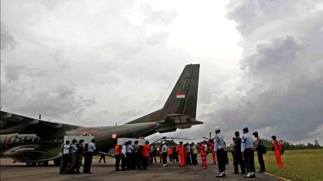 Tiga jenazah korban AirAsia QZ8501 di Lanud Iskandar, Pangkalan Bun, Kalteng, Senin (5/1/2015) sore, menjalani prosesi di bawah langit kelabu, jelang dikirim ke Surabaya dengan pesawat CN 295. [Suara.com/Kurniawan Mas'ud]