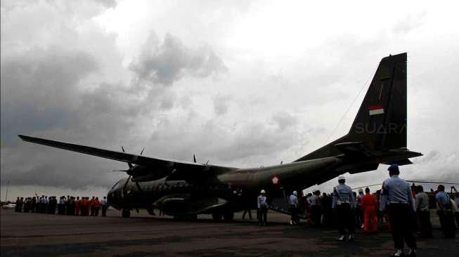 Tiga jenazah korban AirAsia QZ8501 di Lanud Iskandar, Pangkalan Bun, Kalteng, Senin (5/1/2015) sore, menjalani prosesi di bawah langit kelabu, jelang dikirim ke Surabaya dengan pesawat CN 295. [Suara.com/Kurniawan Mas'ud]