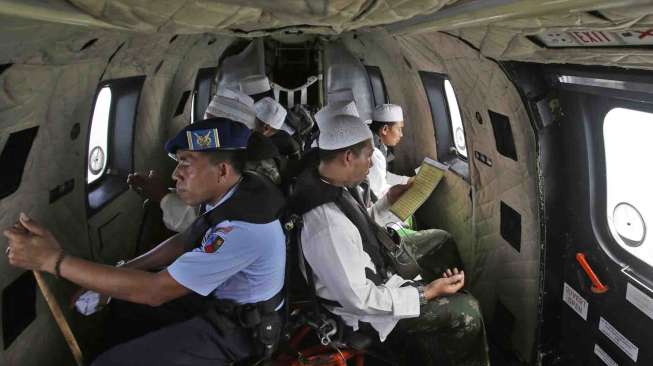 Pemuka agama diberangkatkan ke atas Laut Jawa untuk memanjatkan doa bagi para korban pesawat AirAsia QZ8501.