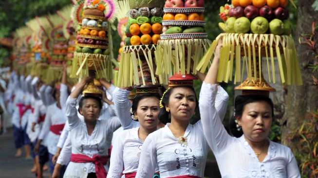 Tradisi tersebut merupakan rangkaian persembahyangan umat Hindu yang digelar setiap 6 bulan.