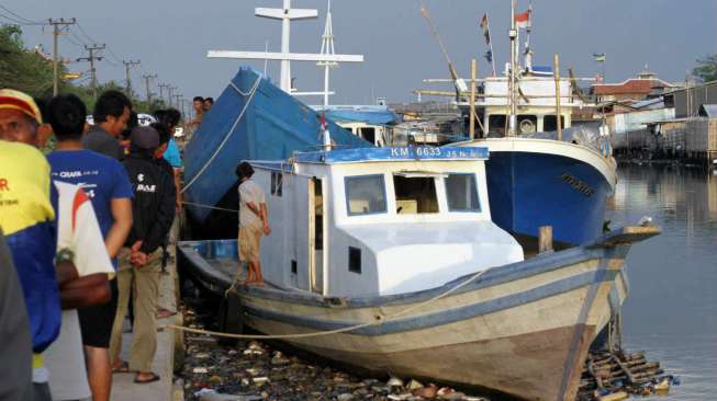 BNN melakukan penggeledahan di atas kapal pembawa narkoba 800 kg di Dermaga Dadap, Tangerang, Selasa (7/1/2015). [Antara/Muhammad Iqbal]