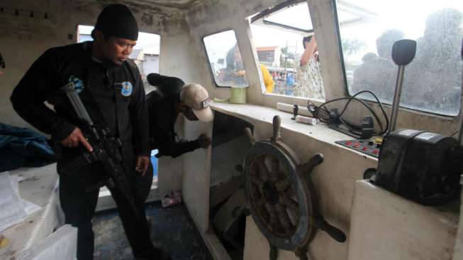 BNN melakukan penggeledahan di atas kapal pembawa narkoba 800 kg di Dermaga Dadap, Tangerang, Selasa (7/1/2015). [Antara/Muhammad Iqbal]