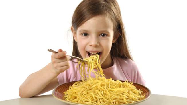 Ilustrasi anak makan mie. (Shutterstock)