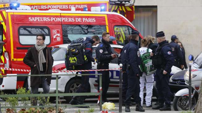 Situasi penembakan di gedung kantor Charlie Hebdo, Paris, Prancis, (7/1). (Reuters/Jacky Naegelen)