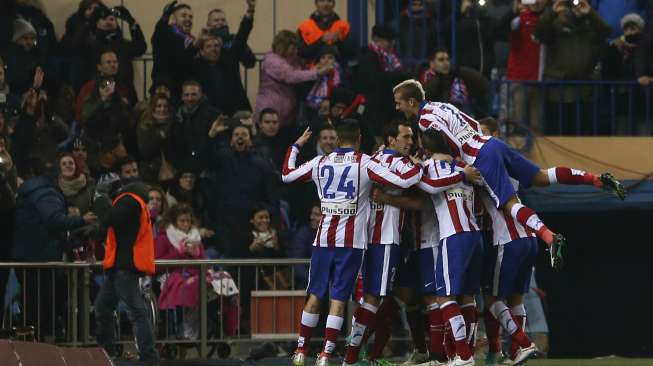 Para pemain Atletico Madrid merayakan gol Raul Garcia ke gawang Real Madrid. REUTERS/Susana Vera