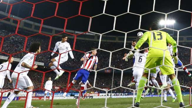 Pemain Atletico Madrid Jose Maria Gimenez de Vargas menjebol gawang Real Madrid lewat sundulannya. REUTERS/Juan Medina