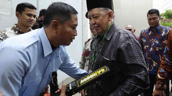  Kedatangan Hamzah Haz yang juga mantan Ketua Umum PPP itu untuk menjenguk besannya Ketua DPRD Bangkalan Fuad Amin.