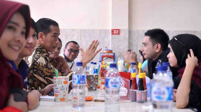 Jokowi Santap Siang Bersama Wartawan