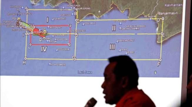 Kepala Basarnas Marsekal Madya FH Bambang Soelistyo, memberikan keterangan terkini dan rencana pencarian pesawat AirAsia QZ8501, di kantor pusat Basarnas, Jakarta, Kamis (8/1/2015). [Suara.com/Kurniawan Mas'ud]