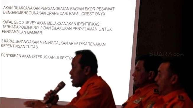 Kepala Basarnas Marsekal Madya FH Bambang Soelistyo, memberikan keterangan terkini dan rencana pencarian pesawat AirAsia QZ8501, di kantor pusat Basarnas, Jakarta, Kamis (8/1/2015). [Suara.com/Kurniawan Mas'ud]