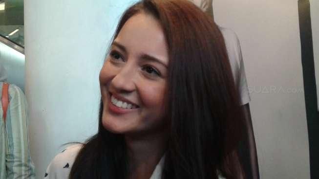 Julie Estelle Syuting Film di Praha