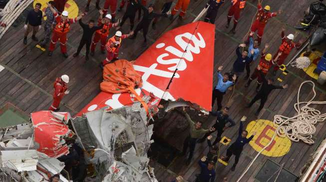 Kapal Crest Onyx mengangkat ekor pesawat Air Asia QZ8501. (Antara)