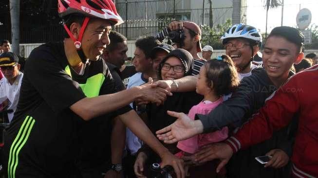 Presiden Joko Widodo bersepeda di ajang Car Free Day, kawasan Bundaran HI, Jakarta, (11/1). (Suara.com/Oke Atmaja)