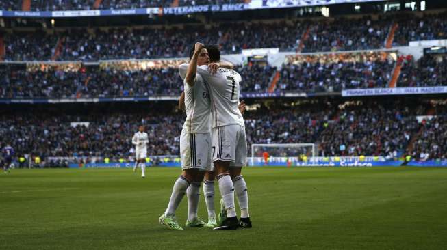 Pemain Real Madrid James (kiri) merayakan golnya ke gawang Espanyol bersama rekan setimnya Cristiano Ronaldo di Santiago Bernabeu. REUTERS/Juan Medina