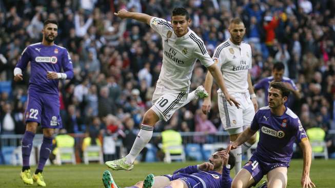 Pemain Real Madrid James Rodriguez mencetak gol ke gawang Espanyol di Santiago Bernabeu, (10/1). REUTERS/Juan Medina