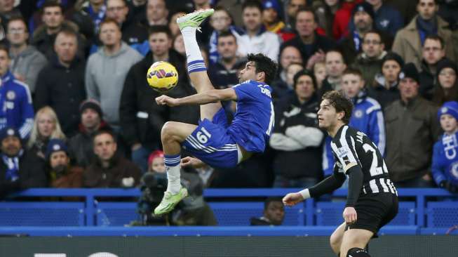 Pemain Chelsea Diego Costa mencoba melakukan tendangan salto saat menghadapi Newcastle United di Stamford Bridge (11/1) [Reuters/Stefan Wermuth]