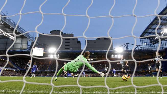 Penjaga gawang Newcastle United Tim Krul gagal menghentikan bola hasil tendangan Diego Costa (11/1) [Reuters/Stefan Wermuth]