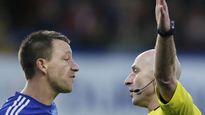 Punggawa Chelsea John Terry (kiri) berdebat dengan wasti Roger East (11/1) [Reuters/Stefan Wermuth]