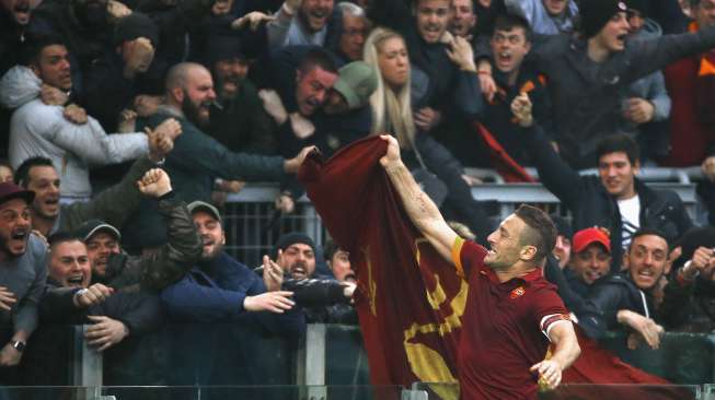 Gol Akrobatik Totti Selamatkan Roma di Derby della Capitale