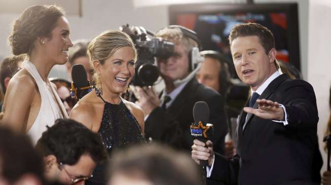 Di Karpet Merah, Jennifer Aniston Tepuk Bokong Kate Hudson