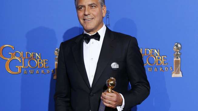 George Clooney menerima trofi Lifetime Achievement Award di ajanag Golden Globe Awards. [Reuters/Mike Blake].