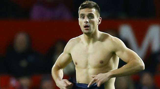 Pemain Southampton Dusan Tadic melepas kaosnya saat merayakan golnya ke gawang Manchester United. REUTERS/Darren Staples