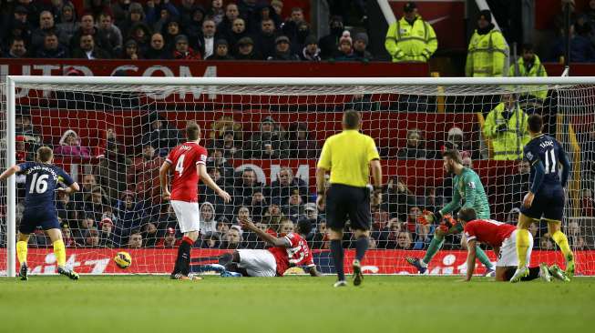 Dusan Tadic (kanan) melepaskan tendangan dan mencetak gol ke gawang Manchester United di Old Trafford. REUTERS/Darren Staples