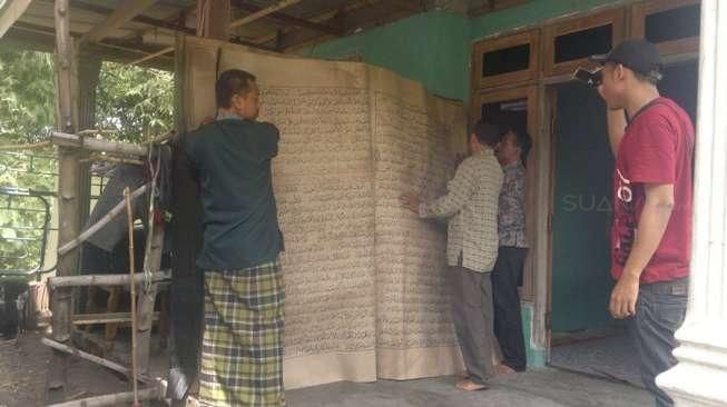 Al Quran Raksasa Tiba-tiba Muncul di Rumah Warga Porong