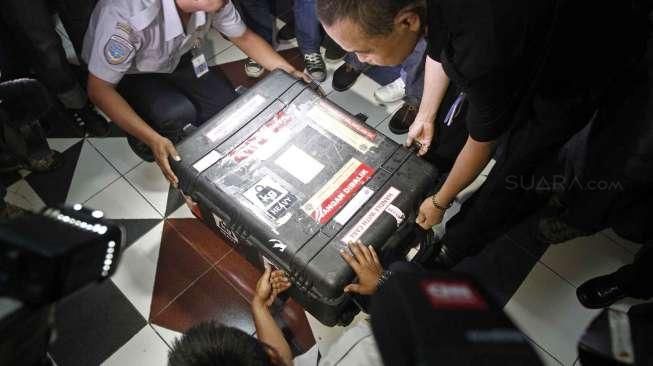 Basarnas Akui Benda Mirip CVR AirAsia QZ8501 yang Dievakuasi