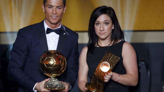 Cristiano Ronaldo berfoto bersama pesepak bola wanita terbaik FIFA Nadine Kessler di malam penganugerahan Ballon d'Or yang berlangsung di Kongresshaus, Zurich ,12 Januari 2015 [Reuters]