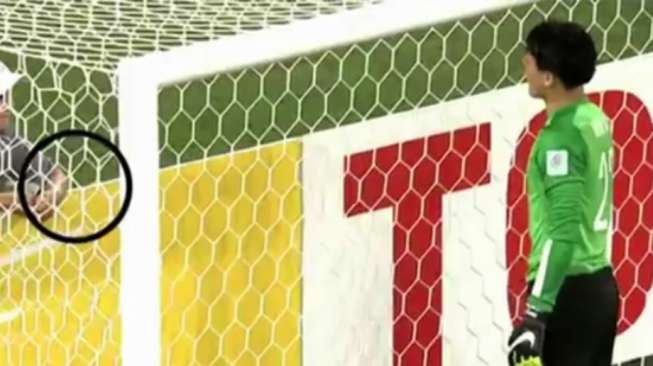 VIDEO: 'Anak Gawang' Bantu Kiper Tepis Penalti Lawan