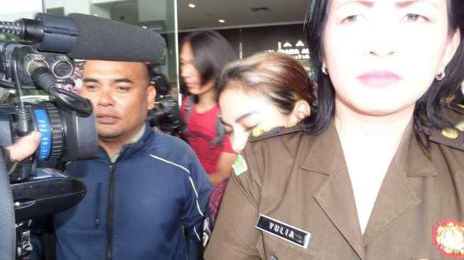 Nikita Mirzani Digiring ke Rutan Pondok Bambu