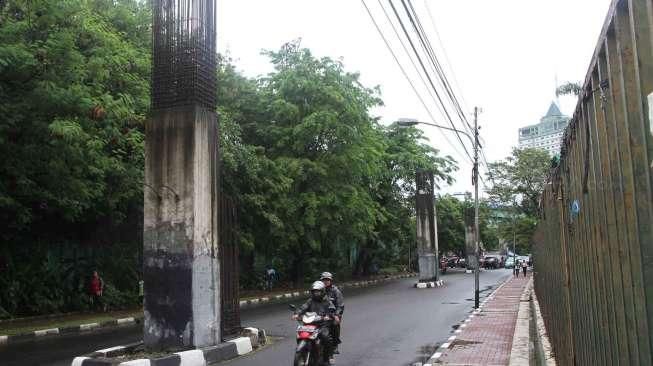 Sejumlah kendaraan melintas di samping tiang proyek monorel di Kawasan Jalan Asia Afrika, Jakarta, Sabtu (17/1).