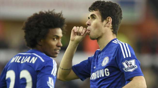 Pemain Chelsea Oscar merayakan golnya dengan Willian setelah mencetak gol ke gawang Swansea City. REUTERS/Rebecca Naden