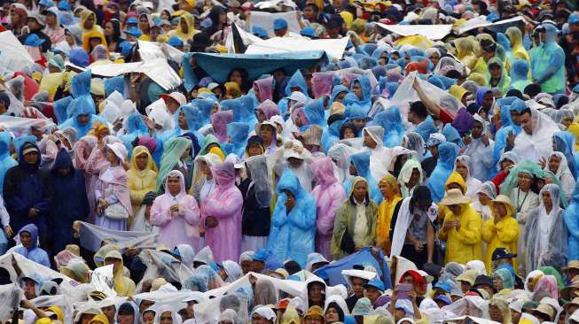 Umat Katholik di Manila, Filipina, mengikuti Misa di Rizal Park yang dipimpin langsung oleh Paus Fransiskus, (18/1). (Reuters)