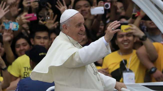 Umat Katholik di Manila, Filipina, mengikuti Misa di Rizal Park yang dipimpin langsung oleh Paus Fransiskus, (18/1). (Reuters)